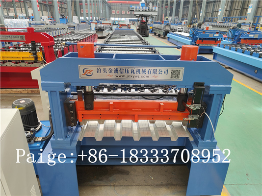 STAHLplattform-PLATTEN-BODEN DECKING-ROLLE, DIE MASCHINEN-BODEN DECKING-MASCHINE BILDET