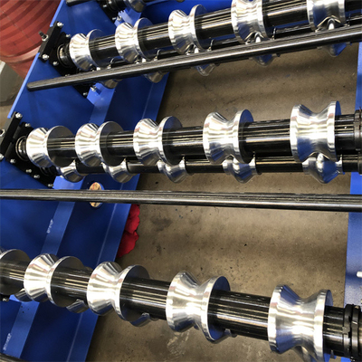 Kundengebundene glasig-glänzende Fliesenrolle, die vollautomatischen hydraulischen Ausschnitt der Maschine bildet