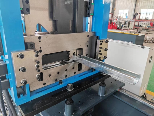 G350 G550 2,4 mm Vollhartstahl verzinktes Stahlprofil C / Z Pfettenprofiliermaschine