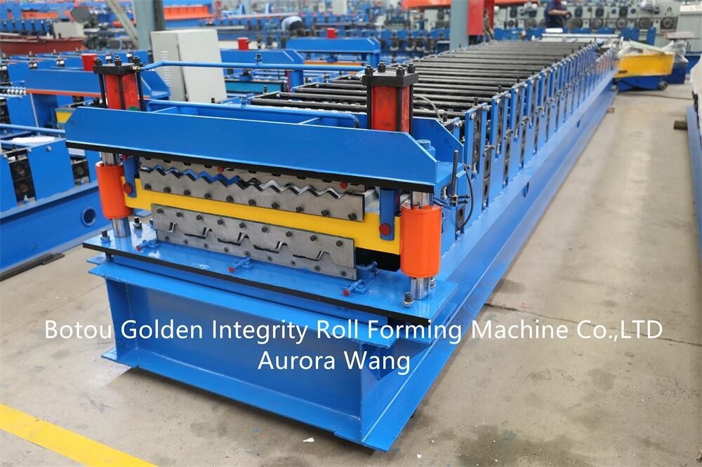 Kundengebundene Stahlrolle verwendete die Überdachung von den Blättern, welche die Maschinendoppelschichtdachplatte herstellen, welche die Formung der Maschine macht